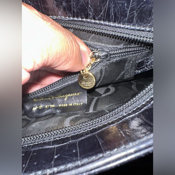 Salvatore Ferragamo Vara Croc Embossed Shoulder Bag - Picture 14 of 16